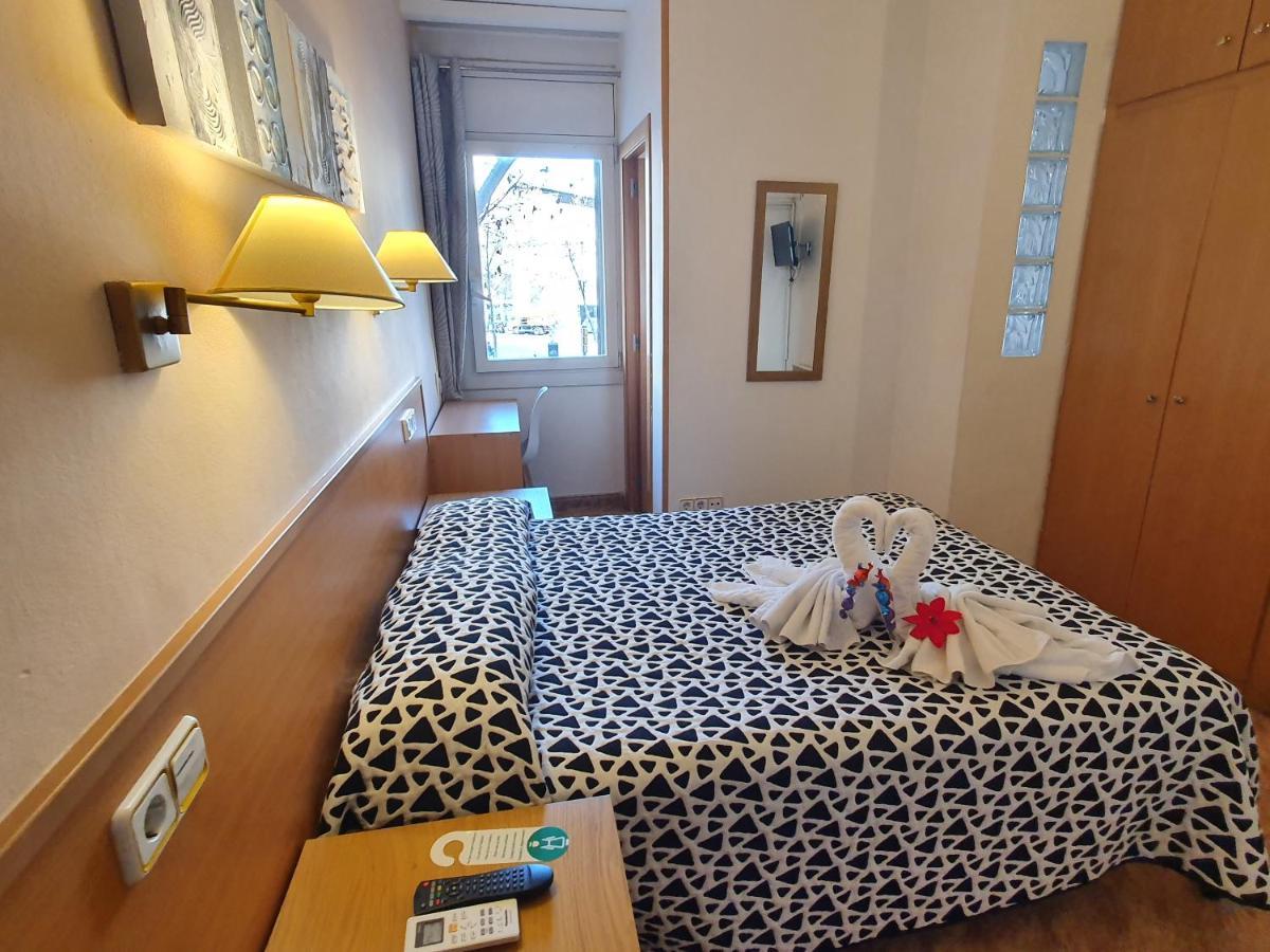 Hostal Rio De Castro Barselona Dış mekan fotoğraf